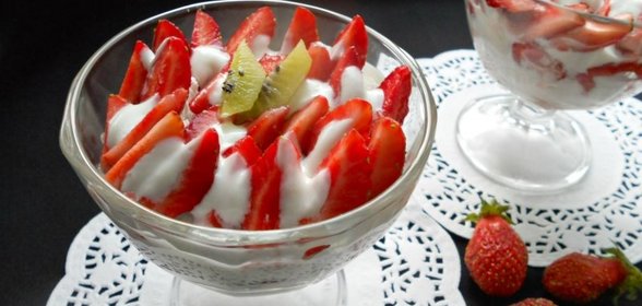 Десерт с клубникой и зефиром