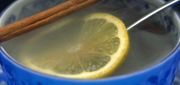 Теплый домашний лимонад с корицей