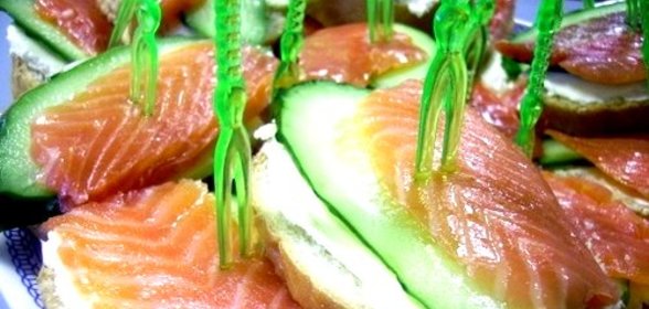 Бутерброды с семгой и огурцом