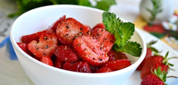 Салат из клубники с перцем и бальзамическим уксусом