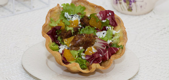 Зеленый салат из куриной печени под сметанным соусом