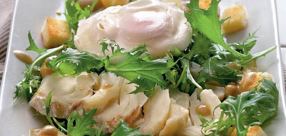 Салат из копченой трески с яйцами-пашот и крутонами