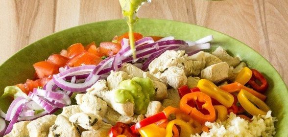 Салат из курицы, маринованной в лайме и текиле
