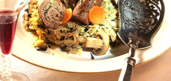 Социски из ломтя говядины с капустой по‑фламандски