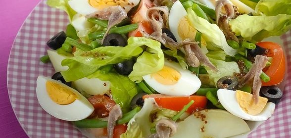 Средиземноморский салат с анчоусами