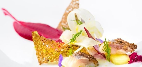 Атлантическая сельдь с тар-таром из яблок и кремом из хрена