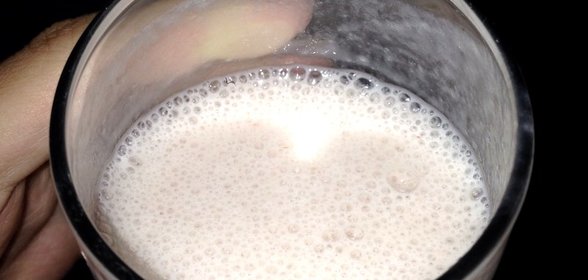Смузи с бананом и клубникой