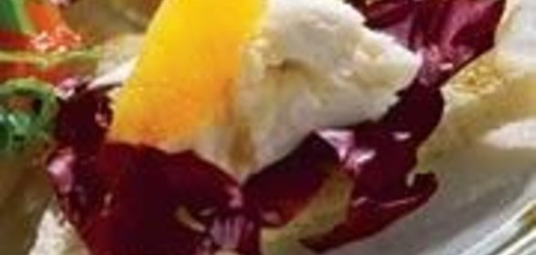 Брускетта с апельсином, радиккьо и моццареллой