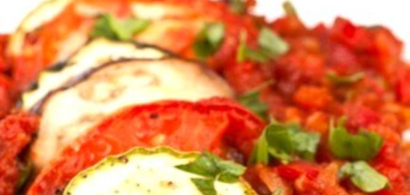 Запеченные цукини с томатами, чесноком и тимьяном