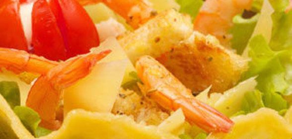 Салат в стиле Цезаря с креветками в сырной чашке