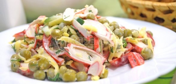 Салат с горошком и крабовыми палочками