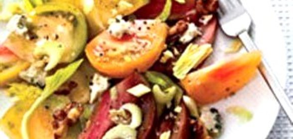 Салат из помидоров, голубого сыра и грецких орехов