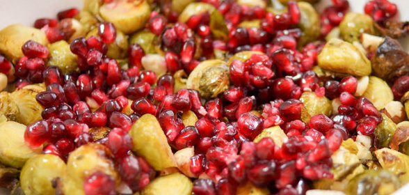 Брюссельская капуста с гранатом и кунжутом