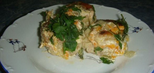 Рулетики с начинкой под сметанным соусом