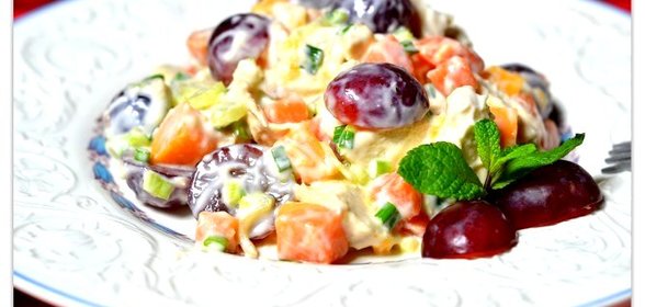 Куриный салат с фруктами, орехами и изюмом