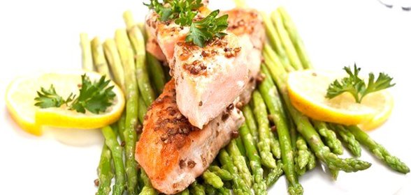 Лосось с жареной спаржей и лимонным соусом с каперсами