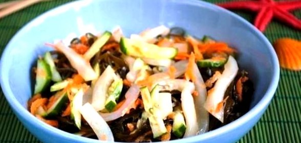 Салат с морской капустой и кальмарами