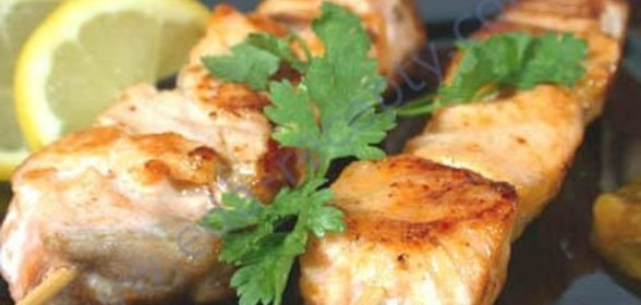 Рыбный шашлык семга на мангале