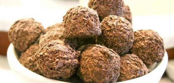 Трюфели из инжира, имбиря и шоколада в измельченном миндале