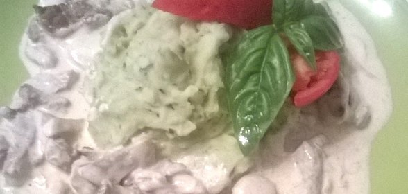 Бефстроганов с базиликовым пюре