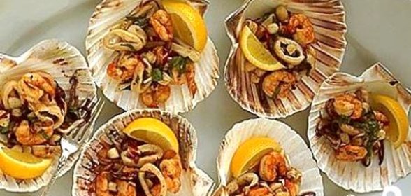 Салат из морепродуктов с руколлой