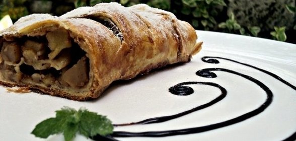 Яблочный рулет