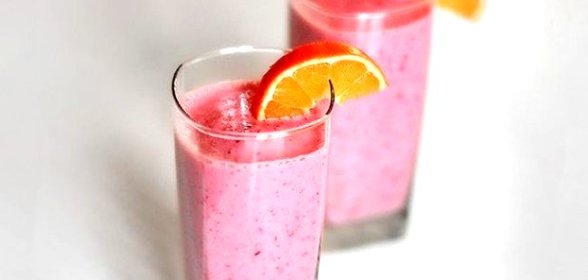 Фруктовый смузи в блендере