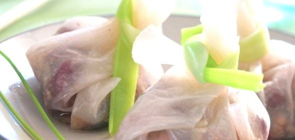 Мешочки с курицей в сладком соусе с орехами