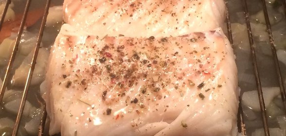 Треска со свекольной ботвой и кедровыми орехами