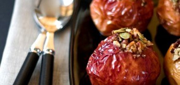 Печеные яблоки с вишней, фисташками, портвейном и апельсиновой цедрой