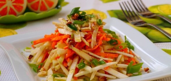 Салат с морковью, сельдереем и яблоком