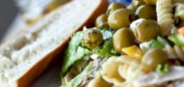 Салат из фузилли, тунца и перцев