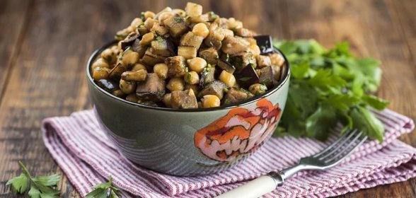 Марокканский салат из нута и баклажанов с чермулой