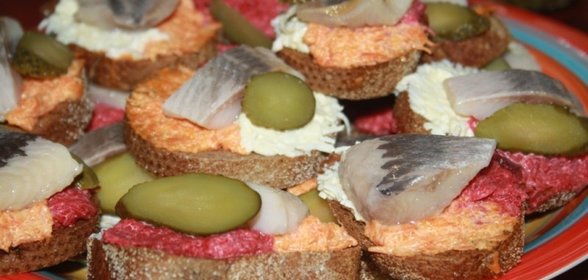 Разноцветные бутерброды с сельдью