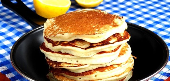 Лимонные панкейки с фиалковым сиропом