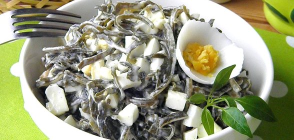 Салат из морской капусты с яйцом