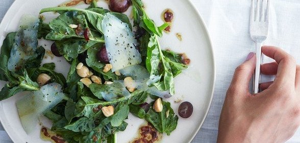 Салат с виноградом, рукколой и миндалем