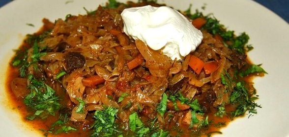 Тушёная капуста с курицей и грибами