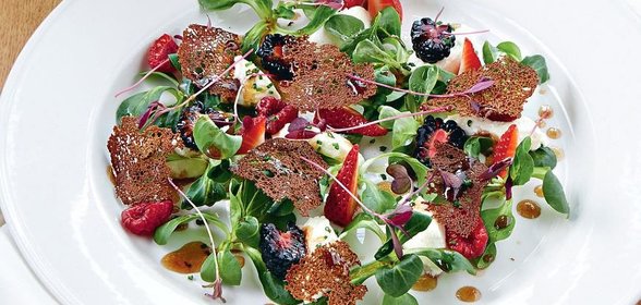 Салат с ягодами и сыром