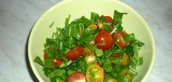 Салат с черри и щавелем