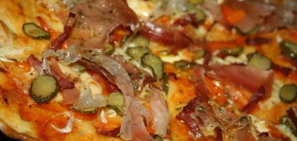 Открытый пирог-пицца с маринованными огурцами, болгарским перцем, хамоном, колбасой и сыром сулугуни