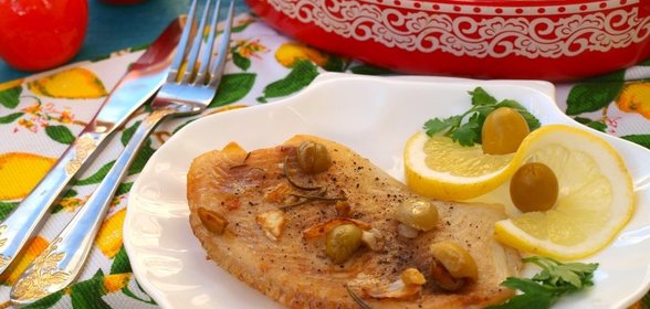 Филе тилапии запечённое с лимоном и оливками