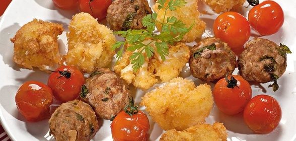 Фрикадельки с цветной капустой и помидорами