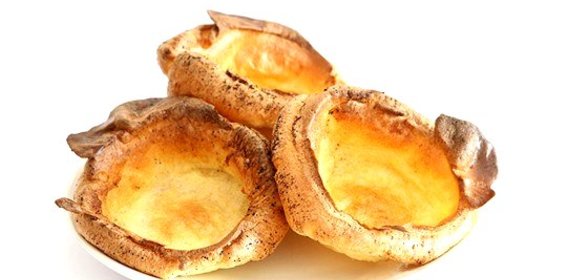 Йоркширский пудинг с чеддером и шнитт-луком