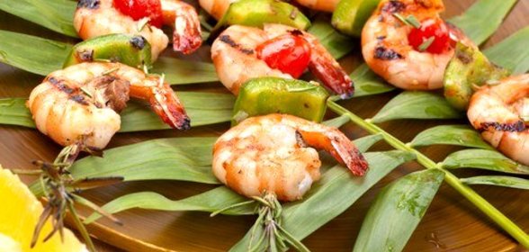 Маринованные в вине креветки на шпажках из розмарина