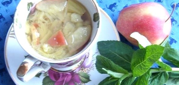 Компот из ревеня с яблоками и мятой