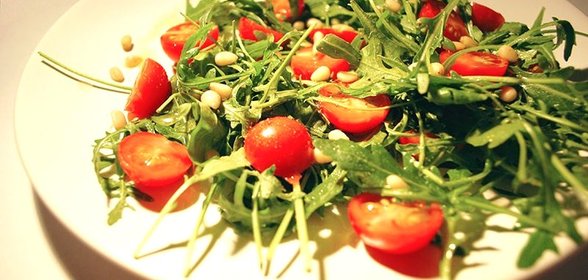 Руккола с помидорами и чесноком