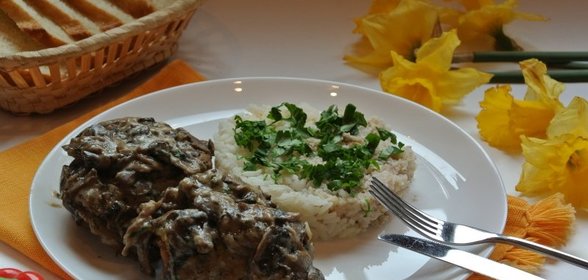 Куриные бедрышки в грибном соусе