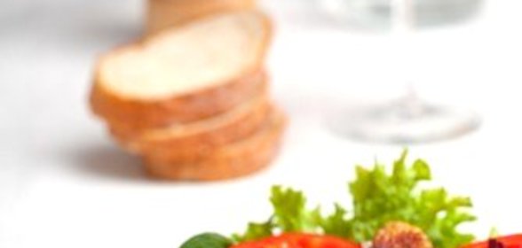 Салат из нектаринов и свинины на гриле, шпината и феты