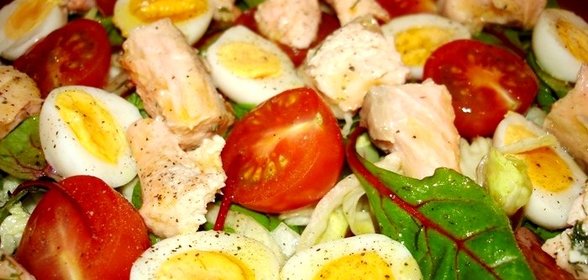 Салат с отварным лососем